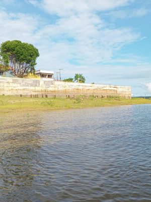 O Governo do Amazonas, por meio da Secretaria de Estado de Infraestrutura (Seinfra), concluiu a obra de recuperação de processo erosivo e construção do muro de contenção da orla do município de Nhamundá, distante 383 quilômetros de Manaus.