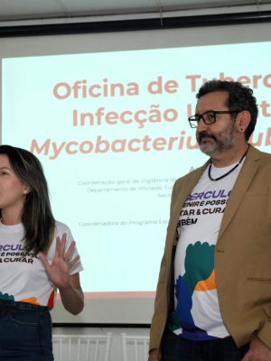 A prevenção e o combate à tuberculose estão sendo intensificados no Amazonas com a Campanha Estadual contra a Tuberculose, com ação executada até esta sexta-feira (28). A programação incluiu os municípios de Nhamundá e Parintins (respectivamente, a 383 e 369 quilômetros de Manaus). A iniciativa, promovida pela Secretaria de Estado de Saúde (SES-AM), por meio da Fundação de Vigilância em Saúde do Amazonas – Dra. Rosemary Costa Pinto (FVS-RCP), reforça a importância da identificação precoce e do tratamento preventivo da doença.