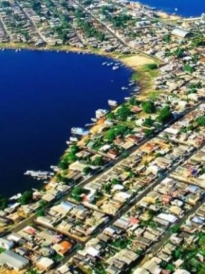 No município de Nhamundá, o Ministério Público do Amazonas (MPAM), por meio da promotoria de Justiça local, instaurou um procedimento administrativo para acompanhar e fiscalizar, ao longo de 2025, o cumprimento de um termo de ajustamento de conduta (TAC) firmado com a Prefeitura de Nhamundá em 2018. O TAC foi estabelecido no âmbito da Ação Civil Pública (ACP) nº 0000258-31.2018.8.04.6100 e tem como objetivo a regularização e a interrupção de construções irregulares em áreas de preservação permanente (APPs) no município.