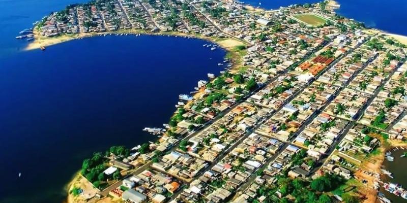 No município de Nhamundá, o Ministério Público do Amazonas (MPAM), por meio da promotoria de Justiça local, instaurou um procedimento administrativo para acompanhar e fiscalizar, ao longo de 2025, o cumprimento de um termo de ajustamento de conduta (TAC) firmado com a Prefeitura de Nhamundá em 2018. O TAC foi estabelecido no âmbito da Ação Civil Pública (ACP) nº 0000258-31.2018.8.04.6100 e tem como objetivo a regularização e a interrupção de construções irregulares em áreas de preservação permanente (APPs) no município.