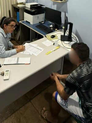 Após identificar irregularidades durante inspeção na 43ª Delegacia Interativa de Polícia (DIP) de Nhamundá, o Ministério Público do Estado do Amazonas (MPAM), por meio da Promotoria de Justiça do município, instaurou um procedimento administrativo para fiscalizar e acompanhar a unidade policial de forma contínua. O órgão também expediu recomendação à Delegacia Geral de Polícia Civil e à Secretaria de Segurança Pública (SSP) para a adoção de providências necessárias à correção dos problemas identificados.