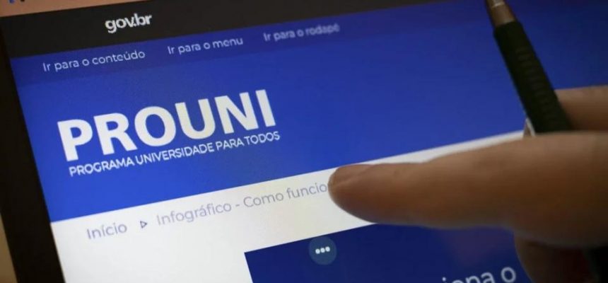 Os interessados em participar do processo seletivo do 2º semestre de 2025 do Programa Universidade para Todos (Prouni) podem se inscrever até as 23h59 (horário de Brasília) desta sexta-feira (4/7). As inscrições são gratuitas e devem ser realizadas, exclusivamente pela internet, por meio do Portal Único de Acesso ao Ensino Superior. Para evitar cair em golpes, os estudantes devem usar o site oficial, pelo endereço https://acessounico.mec.gov.br/prouni .